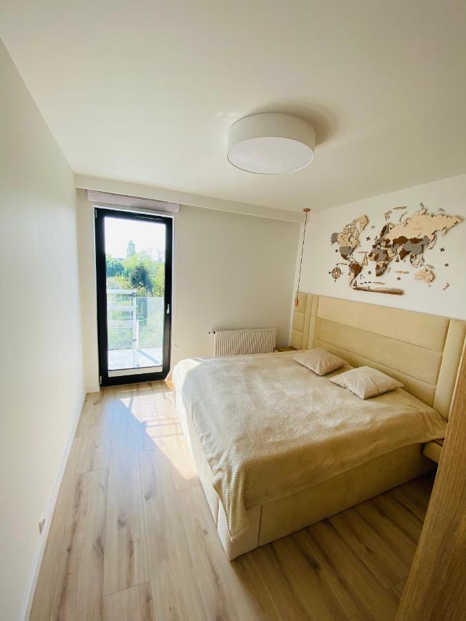 Luxury White Apartment In Park Lotnikow Krakow Luaran gambar