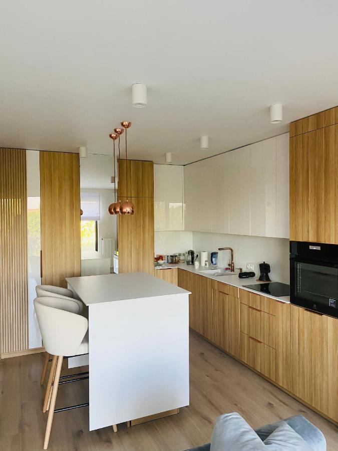 Luxury White Apartment In Park Lotnikow Krakow Luaran gambar